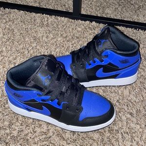 Air Jordan 1 Mid Hyper Royal